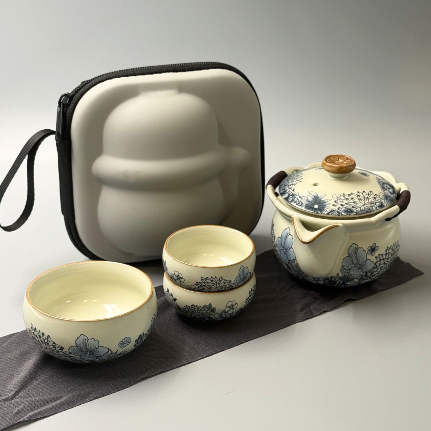 Gaiwan Style Tea Sharing Set with Travel Case